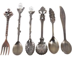 Retro metalen bestekset van 6-delig vintage servies met lepels, vorken, theelepels en ijsschep in goud, zilver en antiek brons voor stijlvolle familiediners