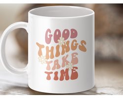 retro vibes mok, bloemen design, goede dingen, positieve mok, inspiratie, cadeau idee, trendy koffie mok, stijlvolle mok, goede dingen nodig, tijd nodig, roze mok, oranje mok, mok met spreuk
