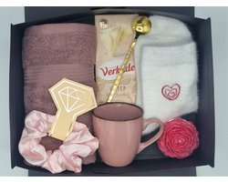 RituwellGift Geschenkset Vrouwen - Nr. 1 |- Cadeau voor Vrouw - Verwenpakket - Cadeaupakket - Giftset - Verjaardag - Moederdag - Mok - Beker - Sokken - Scrunchie - Chocolade - Valentijn Cadeautje voor Haar - Kerstpakket Vrouw - Cadeau Vriendin