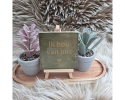 Robuust Spreuktegeltje olijfgroen – Ik Hou van Ons – Hip trendy tegeltje – 10x10 cm – Cadeau voor Partner, Valentijn of Jubileum – Stijlvol en Persoonlijk Woonaccessoire - Zomaar - Voor jezelf - Deco – Trendy nu