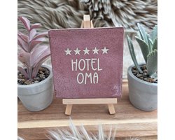 Robuust wenstegeltje – Hotel Oma – Grappig Cadeau & Decoratie – Hip trendy tegeltje – Cadeau voor Nieuwe Woning, Housewarming of Gezinscadeau – Sfeervol en Persoonlijk - Cadeau oma – Decoratief Tegeltje met Standaard – Cadeau Idee