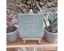 Robuust wenstegeltje – Hotel Oma – Hip trendy tegeltje – Origineel cadeau – Wanddecoratie – Cadeau voor Nieuwe Woning, Housewarming of Gezinscadeau – Sfeervol en Persoonlijk - Cadeau oma – Decoratief Tegeltje met Standaard – Cadeau Idee