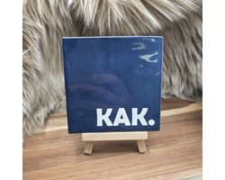 Robuust Wenstegeltje “KAK.” – 10X10CM – Humoristisch Cadeau – Trendy nu – Cadeau voor Nieuwe Woning, Housewarming of voor vriend(in) – Sfeervol en Persoonlijk – Zomaar - Wc decoratie – Decoratief Tegeltje met Standaard – Cadeau Idee