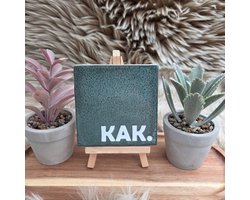 Robuust Wenstegeltje “KAK.” – 10X10CM – Humoristisch Cadeau – Trendy nu – Cadeau voor Nieuwe Woning, Housewarming of voor vriend(in) – Sfeervol en Persoonlijk – Zomaar - Wc decoratie – Decoratief Tegeltje met Standaard – Cadeau Idee