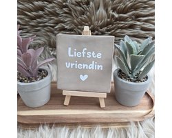 Robuust Wenstegeltje – Liefste vriendin – Hip trendy tegeltje – Beige met wit – 10x10 cm – Luxe Keramiek – Uniek Cadeau voor Vriendin, Zus of Collega – Stoer & Stijlvol Woonaccessoire - Zomaar – Trendy nu
