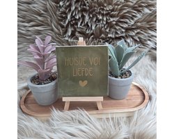 Robuust Wenstegeltje olijfgroen– Huisje vol Liefde – Hip trendy tegeltje – Tegeltje met Spreuk – Keramiek – 10x10 cm – Wanddecoratie – Cadeau voor Nieuwe Woning, Housewarming of Gezinscadeau – Sfeervol en Persoonlijk - Vriend(in) - Zomaar – Trendy nu