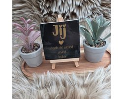 Robuust wenstegeltje - Romantisch Tegeltje – Jij Maakt de Wereld Zoveel Leuker – Liefde Cadeau - Hip trendy tegeltje – Wanddecoratie – Cadeau voor Nieuwe Woning, Housewarming of Gezinscadeau – Sfeervol en Persoonlijk - Vriend(in) – Trendy nu