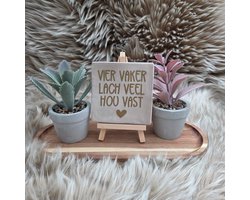 Robuust Wenstegeltje "Vier vaker lach veel" – Hip trendy tegeltje – 10x10cm – Wanddecoratie – Cadeau voor Nieuwe Woning, Housewarming of Gezinscadeau – Sfeervol en Persoonlijk - Zomaar – Trendy nu – Decoratief Tegeltje met Standaard – Cadeau Idee