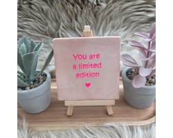 Robuust Wenstegeltje – You Are a Limited Edition – Hip trendy tegeltje – Uniek Cadeau voor Vriendin, Zus of Collega – Stoer & Stijlvol Woonaccessoire - Zomaar - Afscheid - Pensioen – Trendy nu – Decoratief Tegeltje met Standaard – Cadeau Idee