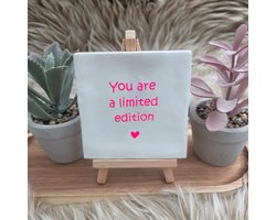 Robuust Wenstegeltje – You Are a Limited Edition – Hip trendy tegeltje – Uniek Cadeau voor Vriendin, Zus of Collega – Stoer & Stijlvol Woonaccessoire - Zomaar - Afscheid - Pensioen – Trendy nu – Decoratief Tegeltje met Standaard – Cadeau Idee