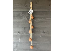 Roest belletjes aan touw- sfeervol- woondecoratie- stoer sober- herfst- wonen- hangen en neerleggen