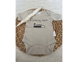Romper - Coming Soon - Zandkleur - Maat 50/56 - Zwangerschapsaankondiging