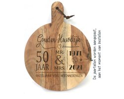 Ronde snijplank/borrelplank tekst gravure GOUDEN HUWELIJK. Cadeau-50 jarige bruiloft-50 jarige trouwdag. Het formaat is 40x30cm incl. handvat en 30cm doorsnede excl. handvat.