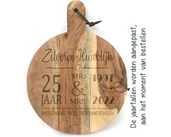 Ronde snijplank/borrelplank tekst gravure ZILVEREN HUWELIJK. Cadeau-25 jarige bruiloft-25 jarige trouwdag. Het formaat is 40x30cm incl. handvat en 30cm doorsnede excl. handvat.
