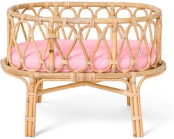 Rotan poppenwiegje met roze matrasje. 46x32x32 cm.