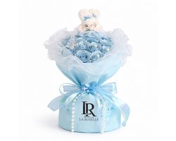 Rozen boeket met decoratieve afwerking, sierlint en teddybeer. Elegante bloemdecoratie geschikt als cadeau of als stijlvolle toevoeging aan woon- of slaapkamerinterieur.