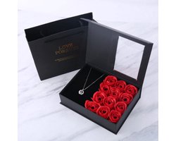Rozen met een ketting in doosje | Cadeau voor haar | Valentijn cadeautje vrouw | Moederdag cadeau | Decoratie | Trouw & Liefde | Cadeautip
