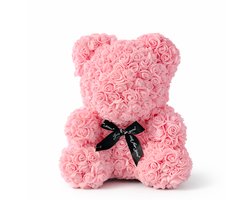 Rozenbeer- decoratieve teddybear opgebouwd uit kunstrozen. lichtroze, foam rozen, afwerking met zwarte decoratieve linten.