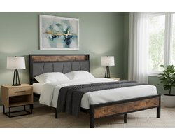 Rustiek Industrieel Tweepersoonsbed 140x200 cm – Stevig Metalen & Houten Bed met Grijs Gestoffeerd Hoofdeinde, Piepvrij, Krasbestendig & Waterdicht – Bed met Opbergruimte Hoofdbord + Lattenbodem – Medahomestore