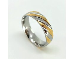 - RVS - ring maat 20 - in kleur goud/zilver schuin streep. Prachtig ring voor dame en heer.