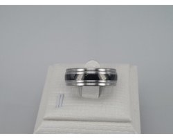 RVS ring maat 20 uitgevoerd in zilverkleurig met gepolijst dubbele randje aan beide kant en midden zwarte PVD coating. Deze ring is zowel geschikt voor dame of heer