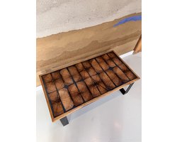 salontafel - eikenhout met blauwe epoxy en zwart gecoat frame