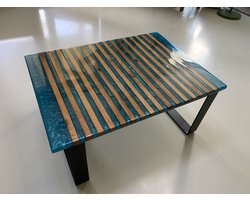 salontafel / kunstobject eikenhouten latten met turquoise epoxy en zwart gecoat stalen frame