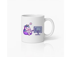 Schattige Eenhoorn Werkend aan Computer Mok – Leuk Koffiebeker Cadeau voor op Kantoor