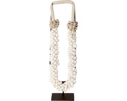 Schelpenketting - schelpenkralen - wit - beige - 52 cm hoog - ketting - schelpenkrans - touw - schelpenketting op standaard - schelp op standaard - Indonesië - schelpendecoratie - woonaccessoires - decoratie - interieuraccessoires