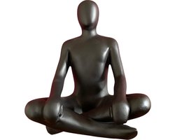 sculptuur man zittend hoog 32 cm zandsteen mat zwart decoratief