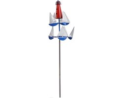 Sculptuur van zeilboten en windmolens, metalen tuinornamenten en windspinners voor een sfeervolle tuindecoratie