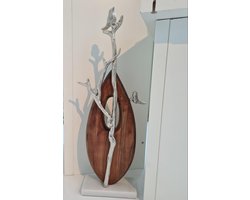 Sculptuur vogels op een tak van aluminium en mangohout op een wit marmeren voet
