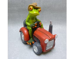 Sculptuurtje kikker op een rode trekker tractor decoratie boer