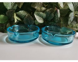 Set van 2 blauwe  glazen asbakken