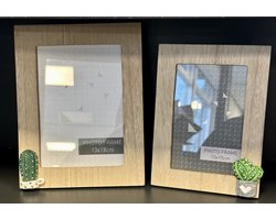 Set van 2 decoratieve houten fotolijsten "Cactus" - hout - foto formaat 13 x 18 cm + 10 x 15 cm - meerkleurig - met standaard - polyresin cactus - Woonaccessoires