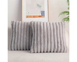 Set van 2 Sierkussens 45x45 cm Lichtgrijs | Dubbelzijdig Luxe Ribstof | Inclusief binnenkussens | Fluffy, Zacht, Pluche, Teddy | Sierkussenset | Kussenset Bank binnen, Woonkamer | Decoratie kussens