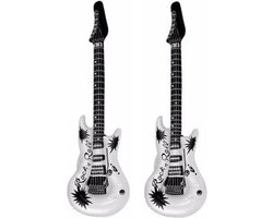Set van 2x stuks opblaasbare speelgoed/feestartikel gitaar wit 106 cm - muziekinstrumenten