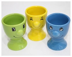 set van 3 Eierdopjes Ø5cm x 6,9cm hoog, groen,geel en blauw keramiek gemaakt, met lachend gezicht