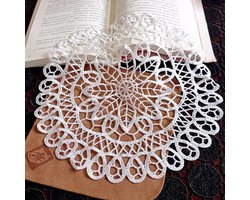 Set van 4 Witte Kanten Bordjes met Bloemmotief, Ideaal voor Eettafel, Keuken en Bruiloft Decoratie, Inclusief Onderzetters en Katoenen Tafelmatten