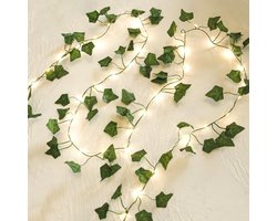 Set van twee, 5 meter lang, 50 LED-lichtsnoeren in de vorm van klimop, groen, werkt op batterijen, kunstmatige krans en bladeren met verlichting, geschikt voor wanddecoratie in slaapkamers en studentenkamers.