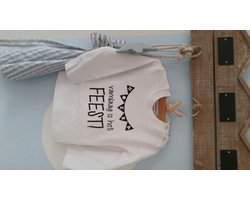 Shirtje Hoera vandaag is het feest!  | lange mouw| wit| maat 80 Cadeau baby kind tekst jarig eerste tweede derde vierde verjaardag liefste beste leukste papa mama oma opa tante oom
