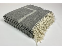 Shorea dubbel geweven kasjmier (cashmere) plaid (deken) in de kleurcombinatie grijs en licht grijs.