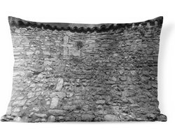 Sierkussen Antieke stenen muur voor buiten - Antieke stenen muur met dakpannen onder een grijze lucht in Zwart-Wit - 60x40 cm - rechthoekig weerbestendig tuinkussen / tuinmeubelkussen van polyester