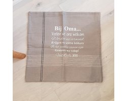 Sierkussen - Kussen Kussenhoes Met Tekst Bedrukt Cadeau | Regels Voor Bij Oma Thuis | Beige Met Opdruk Wit | Vulling 50x50 Cm | Moederdag Verjaardag Vrouw Moeder Feestdagen Sinterklaas Kerstmis Hoera Je Wordt Zwangerschapsaankondiging