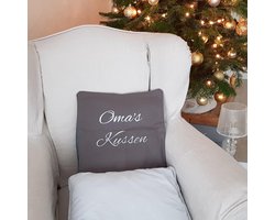 Sierkussen Kussen met tekst bedrukt cadeau oma | oma’s kussen grijs met opdruk zilver met vulling| 50x50 cm | Moederdag verjaardag vrouw feestdagen sinterklaas kerstmis