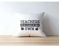 Sierkussen - Kussen Teachers Are In A Class Of Their Own | Juf Bedankt Cadeau | Meester Bedankt Cadeau | Leerkracht Bedankt Cadeau | Einde Schooljaar Bedankt Cadeau
