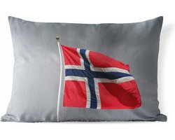 Sierkussen Vlag Noorwegen voor buiten - Noorse vlag wappert tegen een grijze regenachtige hemel - 50x30 cm - rechthoekig weerbestendig tuinkussen / tuinmeubelkussen van polyester