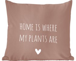 Sierkussens - Kussentjes Woonkamer - 40x40 cm - Engelse quote "Home is where my plants are" met een hartje tegen een bruine achtergrond