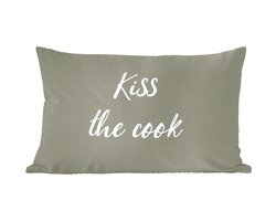 Sierkussens - Kussentjes Woonkamer - 50x30 cm - Quotes - Kiss the cook - Spreuken - Kok - Zoen