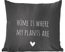 Sierkussens - Kussentjes Woonkamer - 50x50 cm - Engelse quote "Home is where my plants are" met een hartje tegen een zwarte achtergrond